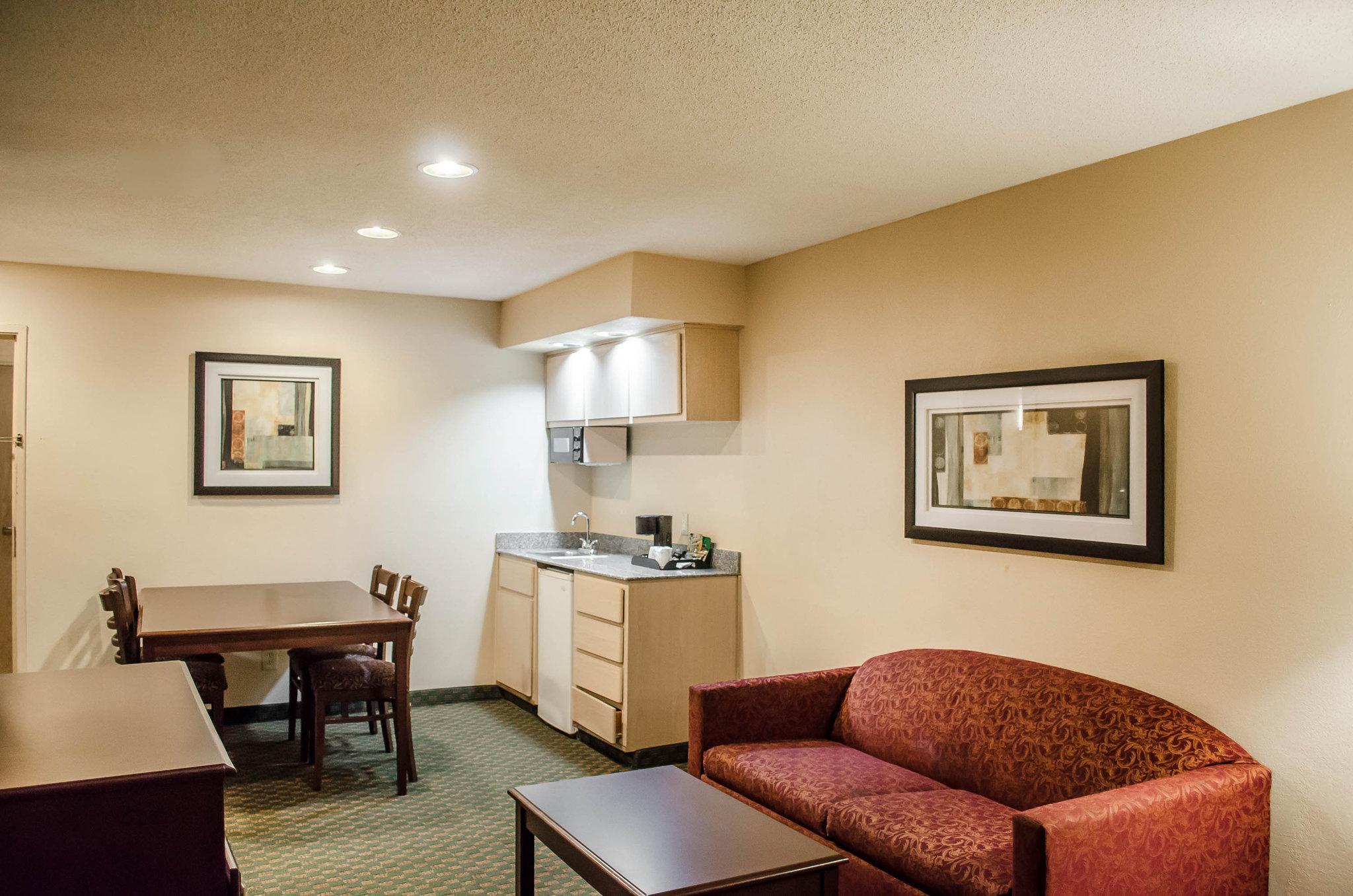 Quality Inn & Suites At Airport Blvd I-65 Mobile Exterior photo