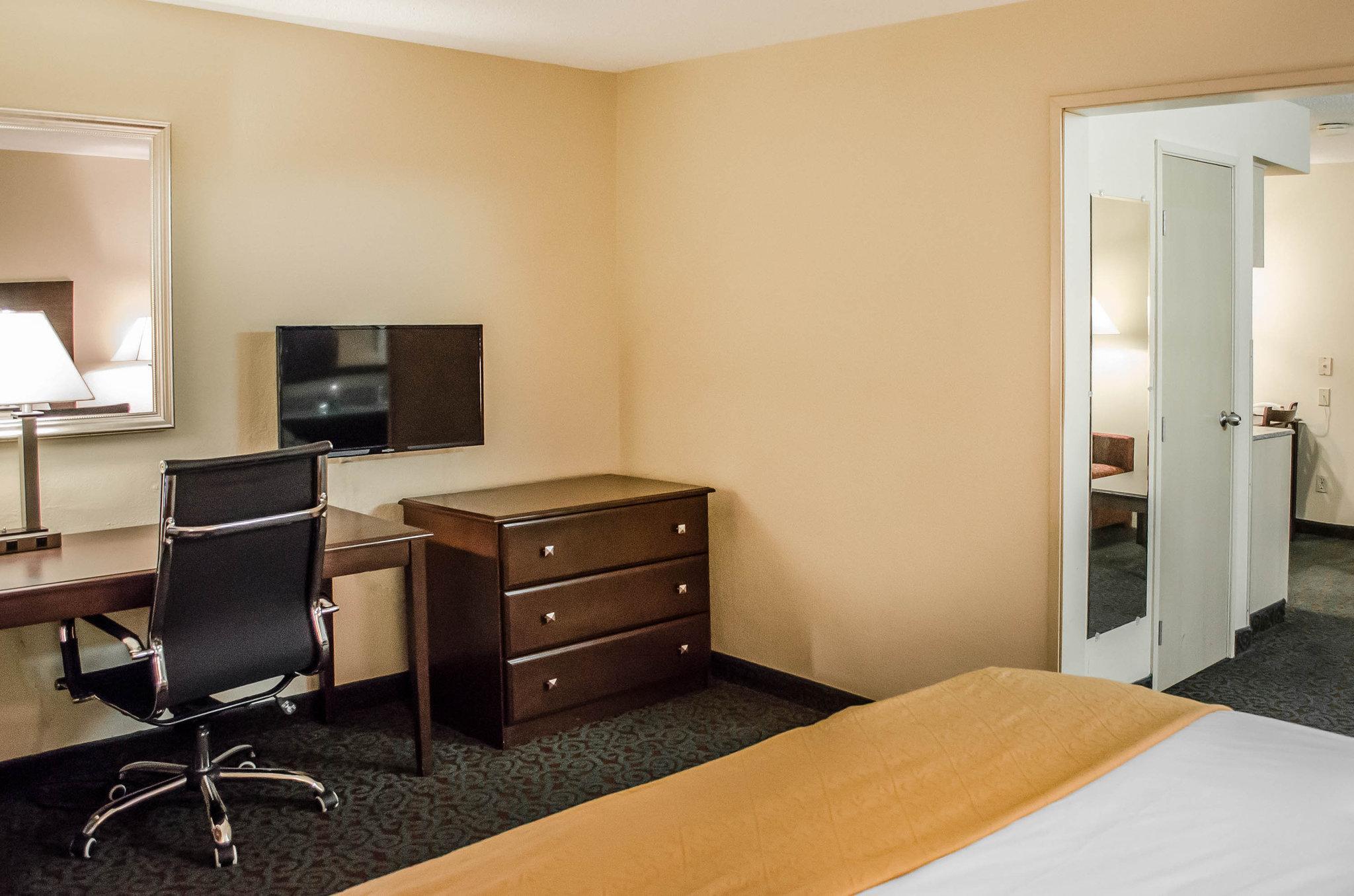 Quality Inn & Suites At Airport Blvd I-65 Mobile Exterior photo