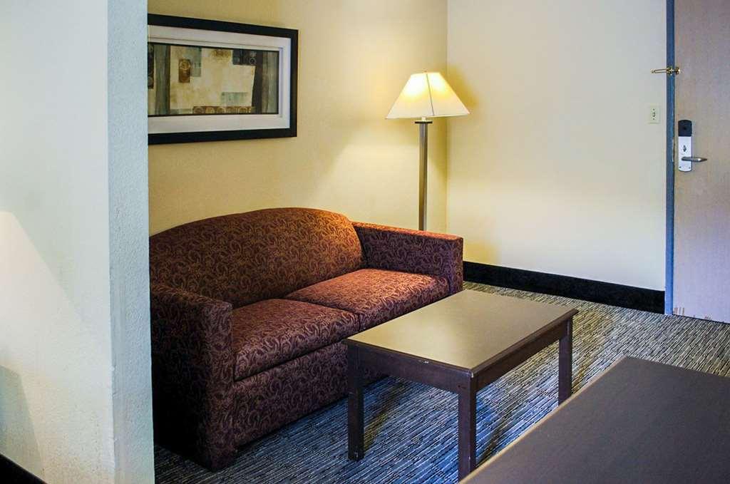 Quality Inn & Suites At Airport Blvd I-65 Mobile Room photo