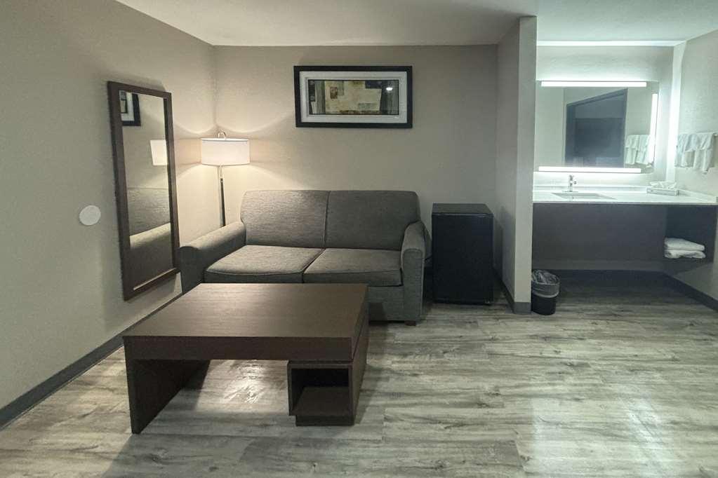 Quality Inn & Suites At Airport Blvd I-65 Mobile Room photo